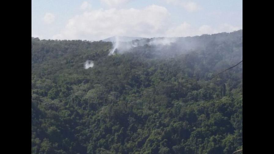 Incendio forestal aún afecta montañas de Jarabacoa Incendio forestal aún afecta montañas de Jarabacoa