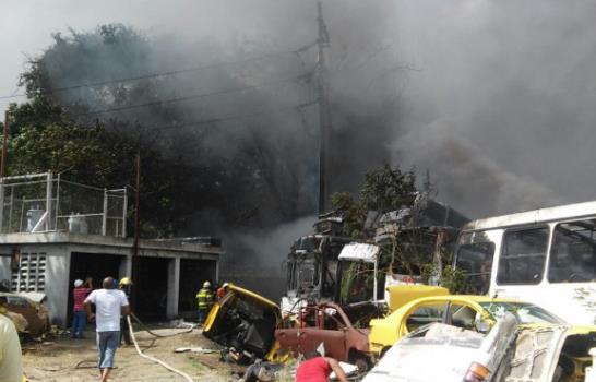 Un incendio consume el almacén de Conatra del kilómetro 18 de la autopista Duarte