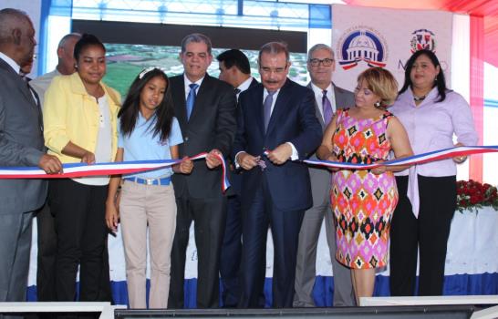 Presidente Medina entrega tres escuelas en la provincia San Juan