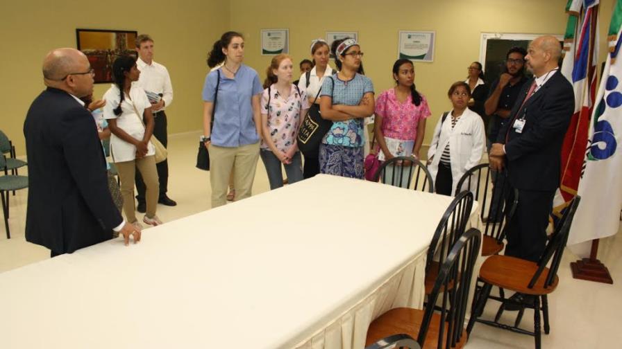 Delegación de Cornell University visita hospital
