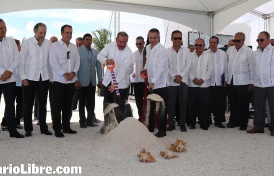 Presidente inicia construcción de dos hoteles en Uvero Alto