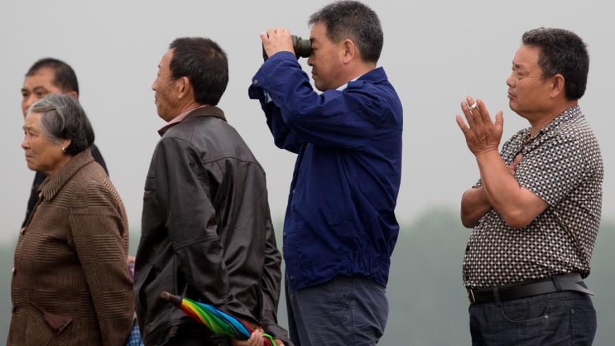 Recuperan cuerpos tras naufragio en China; 360 desaparecidos