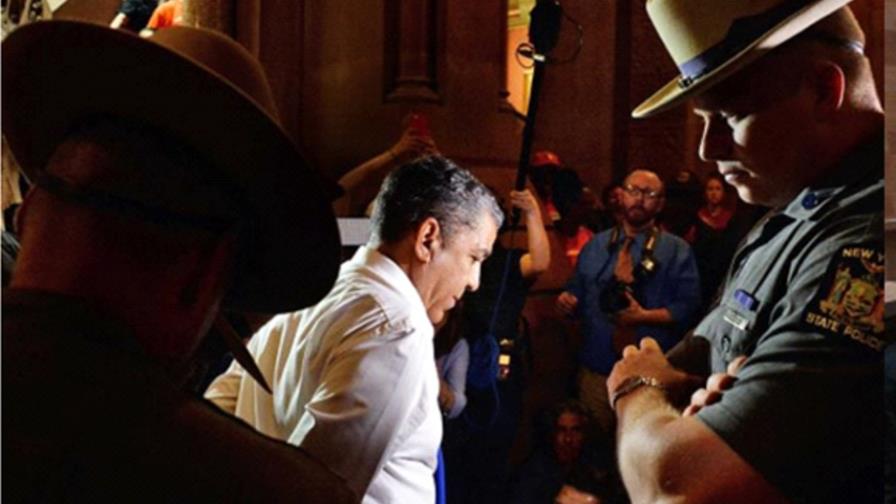 Arrestan al senador por Nueva York Adriano Espaillat durante una protesta