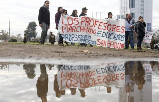 Profesores y estudiantes de Chile analizarán este viernes si mantienen paro nacional
