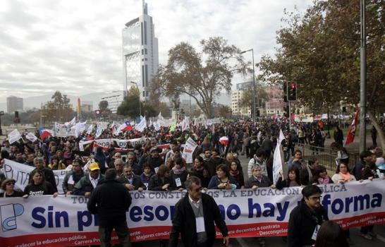 Profesores y estudiantes de Chile analizarán este viernes si mantienen paro nacional