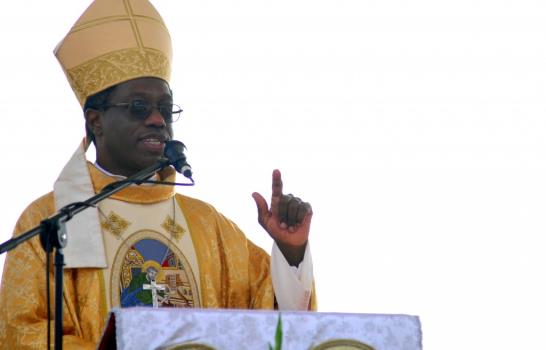 Nuncio exhorta a feligreses a comulgar con frecuencia