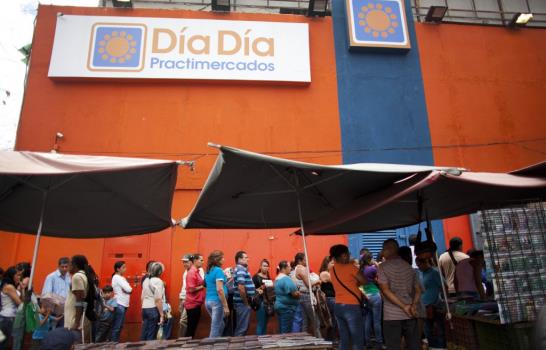 Maduro aprieta tuercas a comerciantes a los que atribuye guerra económica