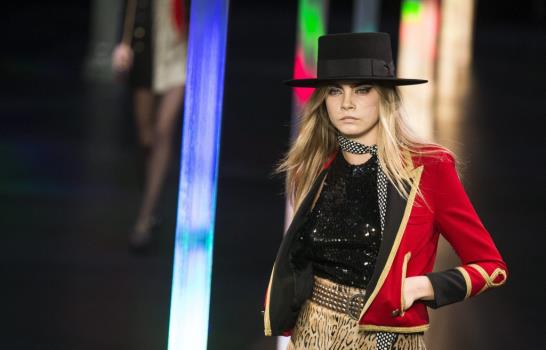 Cara Delevingne viste y se pone de moda