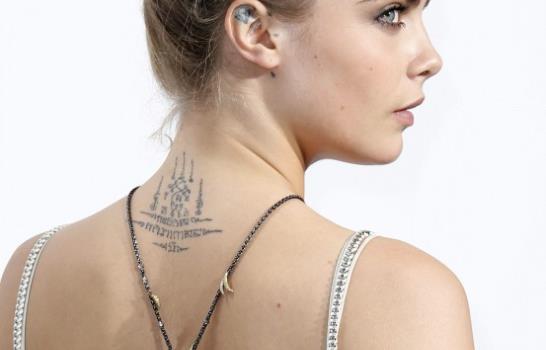 Cara Delevingne viste y se pone de moda