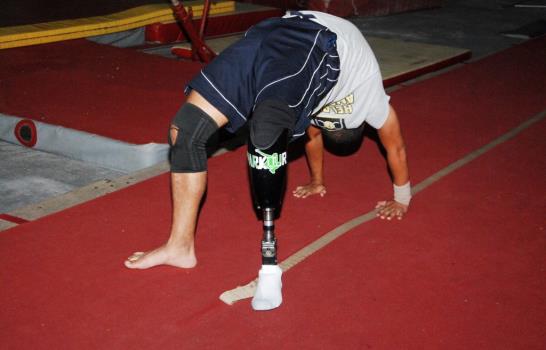 El gimnasta con pierna de “robot”