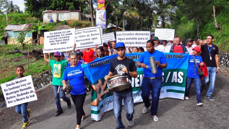 Marchan en Baitoa por la construcción de un acueducto Marchan en Baitoa por la construcción de un acueducto
