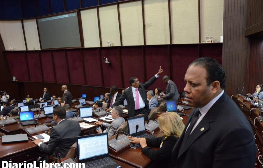 Los diputados aprueban en una accidentada sesión Ley de Partidos Políticos