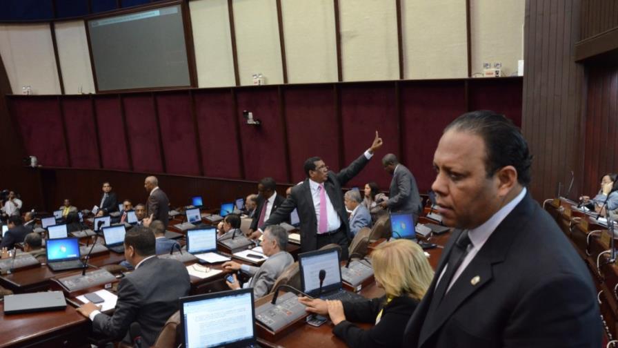 Deputies approve in stormy session Law of Political Parties Deputies approve in stormy session Law of Political Parties