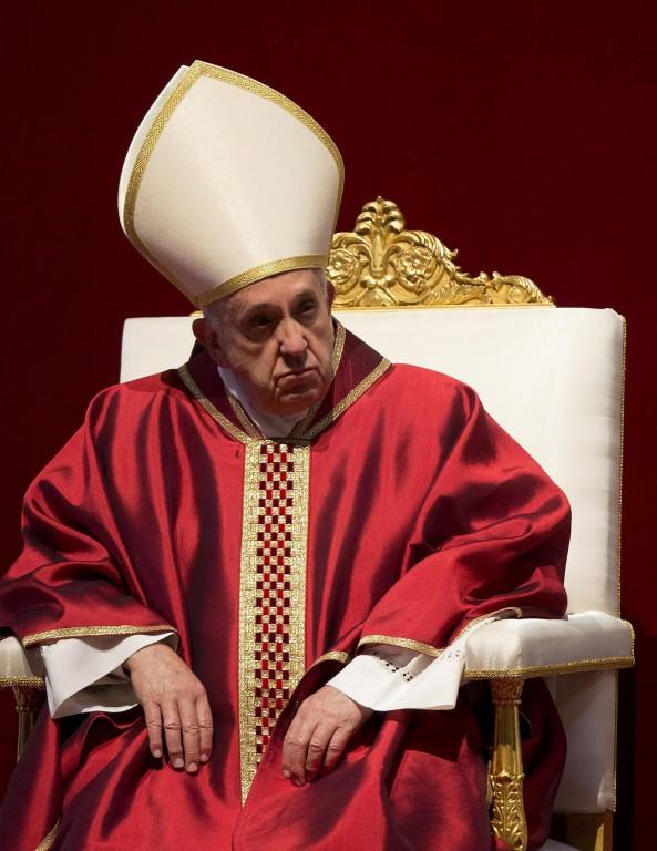 El papa donó dinero a sintecho de Roma mientras se celebraba el Vía Crucis