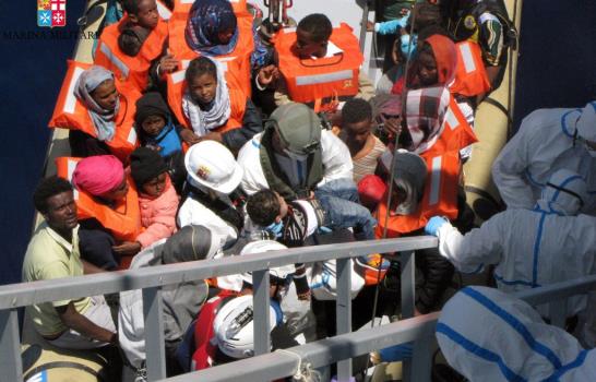 Italia rescata a 6,800 migrantes; nace bebé en el mar