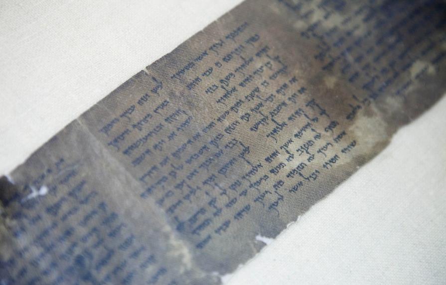 Exhiben ejemplar más antiguo de los 10 Mandamientos en Israel