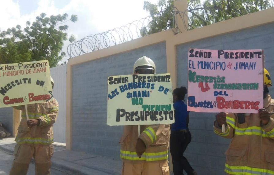 Bomberos de Jimaní piden a Danilo reconstrucción de su local, camión y asignación de recursos