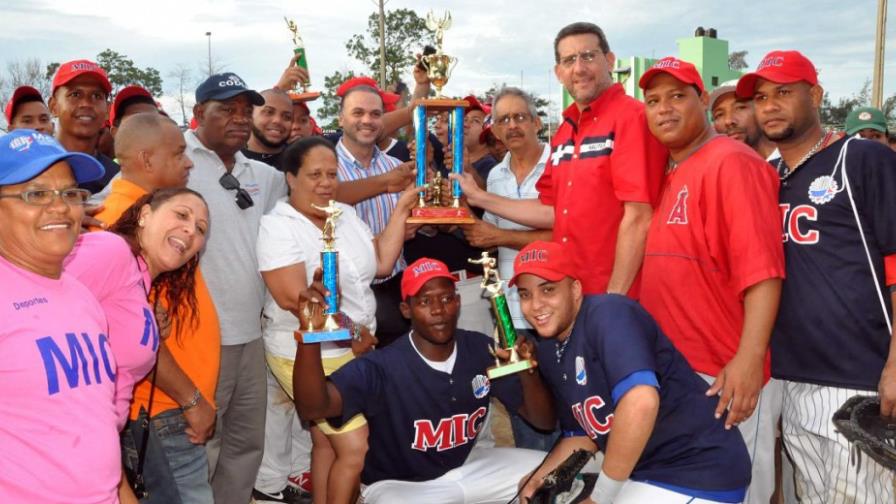 Industria y Comercio campeón del 1er torneo Gubernamental de Softbol
