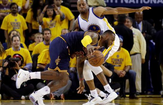 Warriors se llevan primero de la final ante Cavaliers
