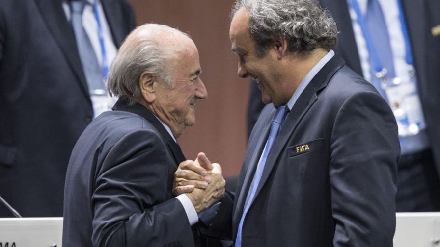 Francia se refugia en Platini para capear la tormenta de la FIFA