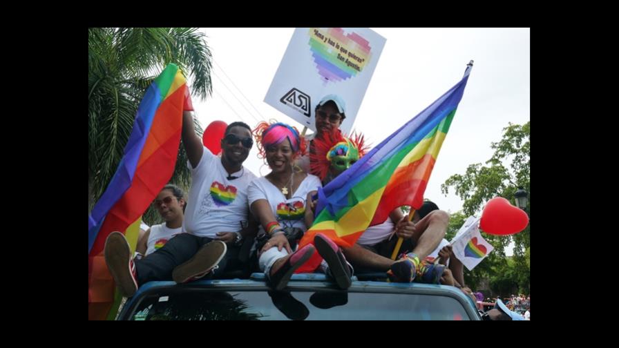 Homosexuales y lesbianas marchan hoy por el orgullo GLBT