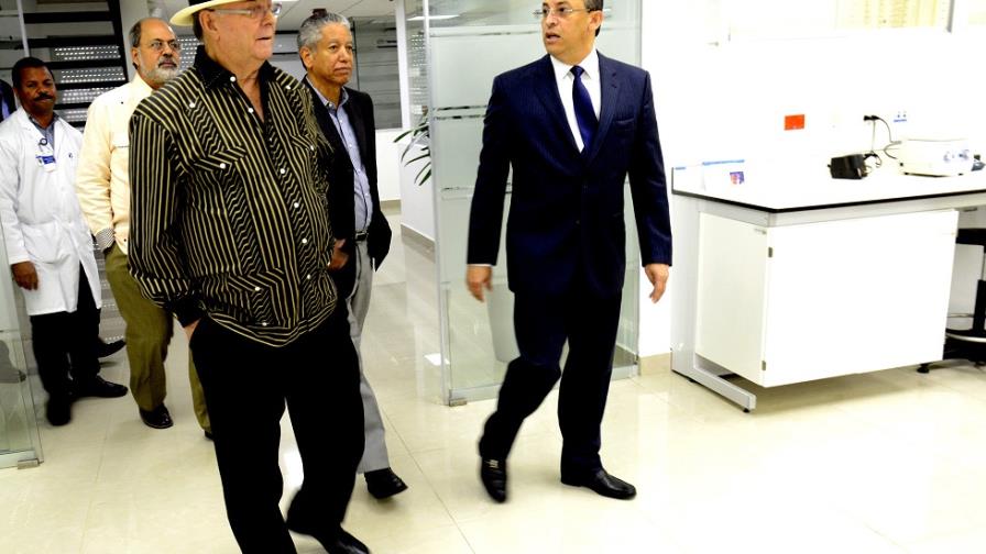 Hipólito visita el laboratorio científico de Aduanas