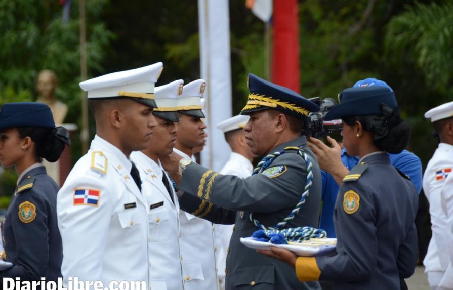 Danilo Medina juramenta nuevos oficiales de la Policía Nacional