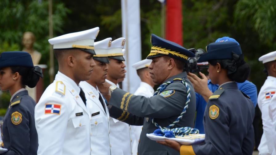 Danilo Medina juramenta nuevos oficiales de la Policía Nacional Danilo Medina juramenta nuevos oficiales de la Policía Nacional