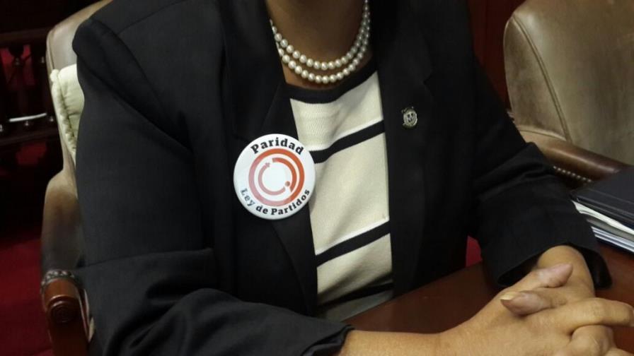 Diputados exigen paridad con Ley de Partidos con un pin en el pecho Diputados exigen paridad con Ley de Partidos con un pin en el pecho