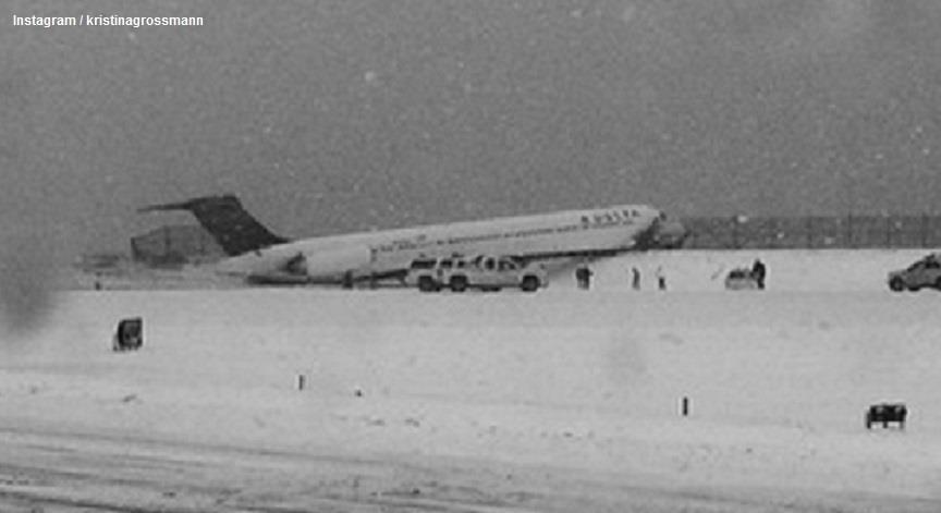 Avión se desliza fuera de la pista en aeropuerto de Nueva York