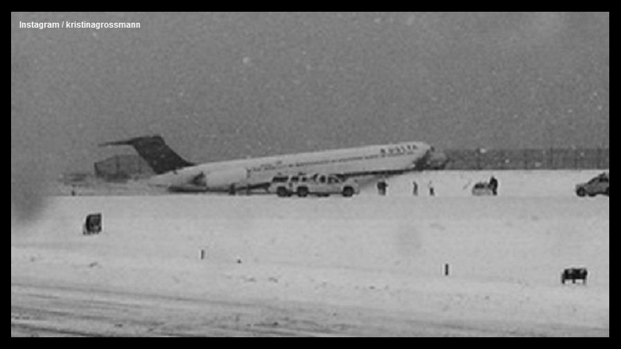 Avión se desliza fuera de la pista en aeropuerto de Nueva York