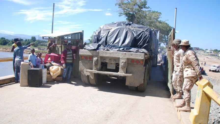 Mantienen bajo custodia en Haití 27 patanas dominicanas por amenazas Mantienen bajo custodia en Haití 27 patanas dominicanas por amenazas