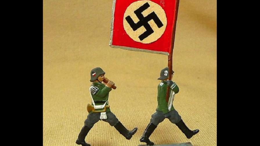 Requisan juguetes de soldados alemanes nazis de una tienda infantil en Moscú