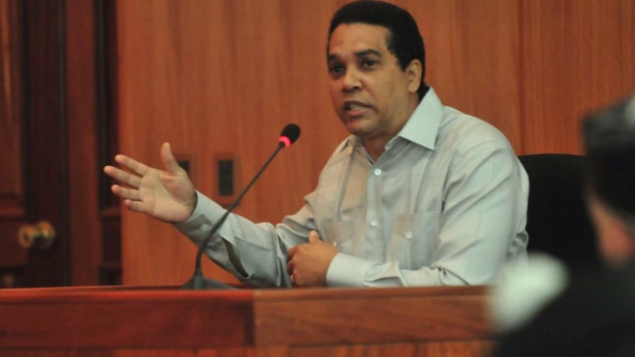 Salud Pública suspende exequátur a Edgar Contreras