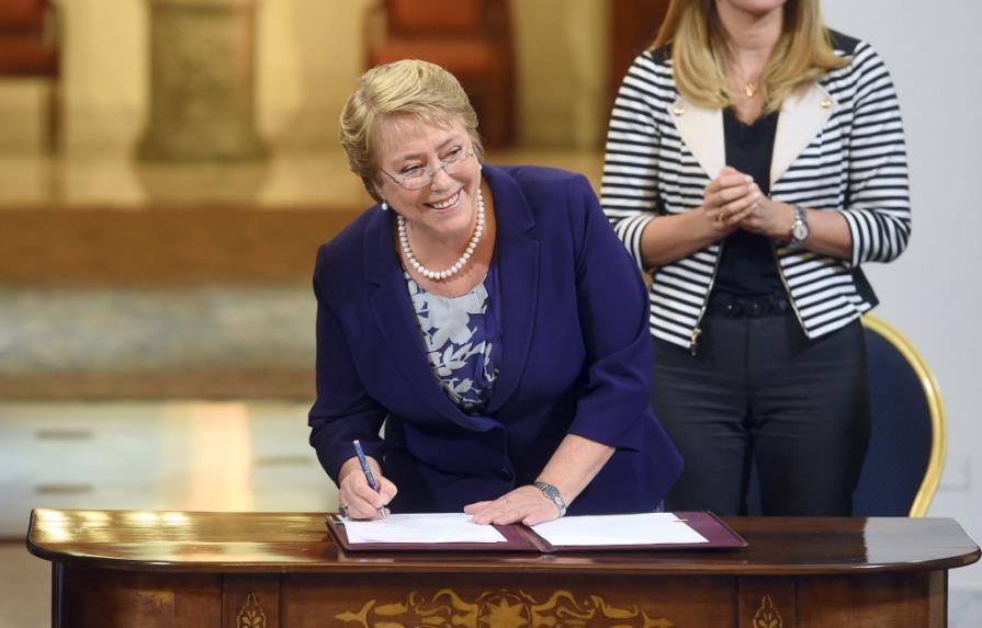 Aprobación a Bachelet se mantiene en 31 %, rechazo sube a 64 %