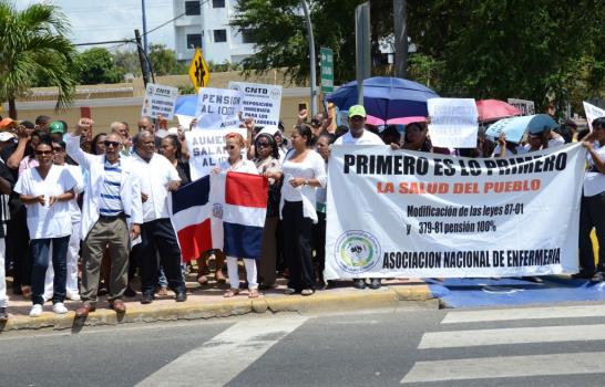Enfermeras protestan frente al Palacio Nacional en demanda de reivindicaciones