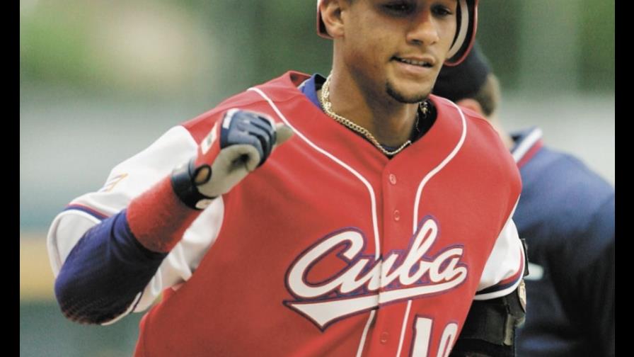 Yulieski Gourriel es separado del equipo de béisbol de Cuba
