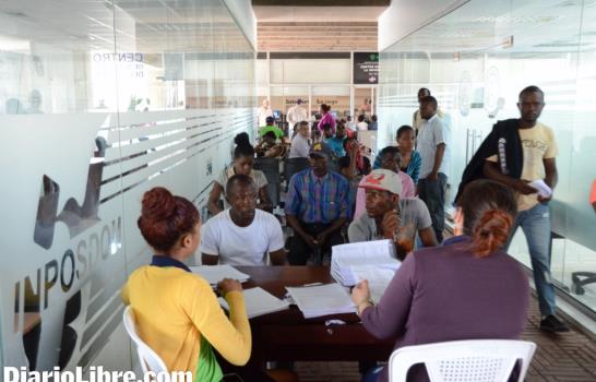 Extranjeros llenan las oficinas a 11 días de Plan