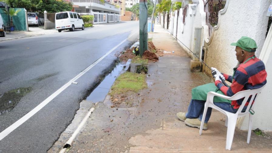 Fuga de agua rompe asfalto en la Privada