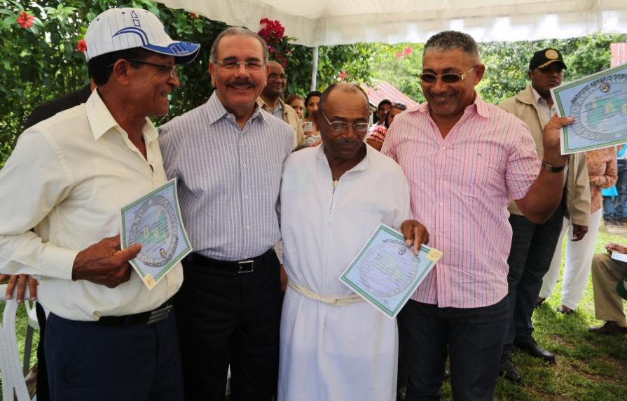 Danilo Medina entrega títulos a parceleros de Higüey