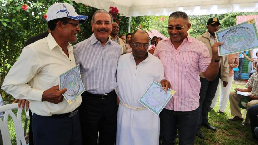 Danilo Medina entrega títulos a parceleros de Higüey