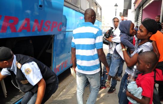 Haitianos acuden en masa a retirar carné en Santiago