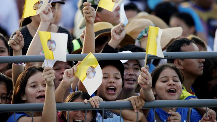 El papa dice que servicios a familia no son una limosna sino una deuda social