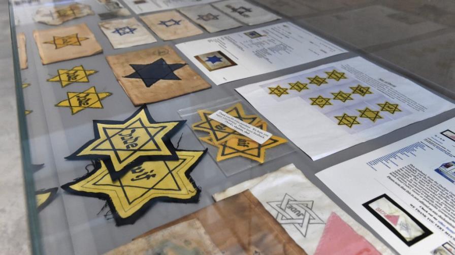 Críticas contra museo polaco por vídeo de gente desnuda jugando en cámara gas