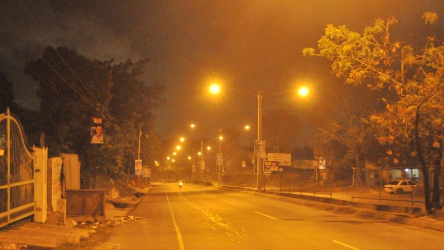 La empresa EdeSur ilumina la autopista 6 de Noviembre La empresa EdeSur ilumina la autopista 6 de Noviembre