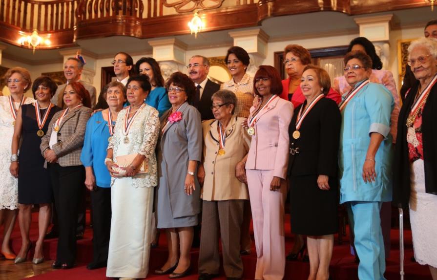 Gobierno entrega Medalla al Mérito a 13 dominicanas
