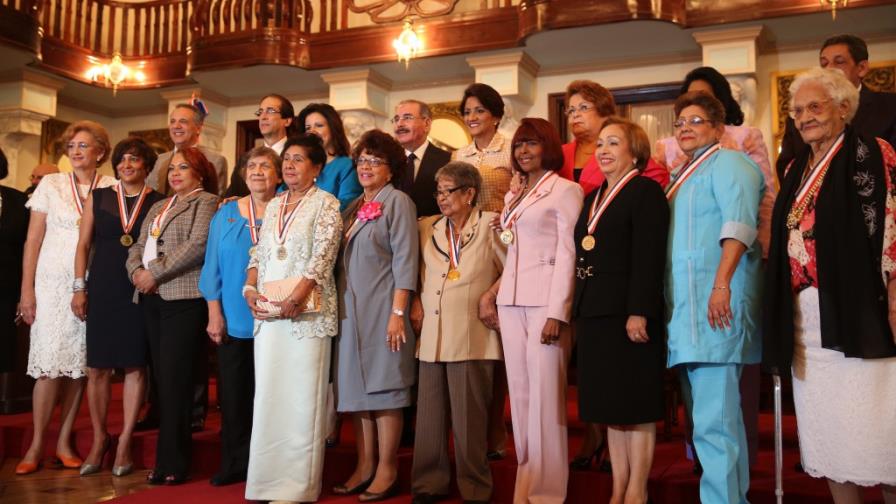 Gobierno entrega Medalla al Mérito a 13 dominicanas