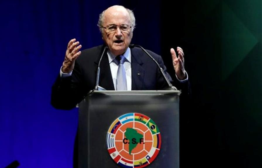 Joseph Blatter pide a Irán que permita a mujeres en sus estadios