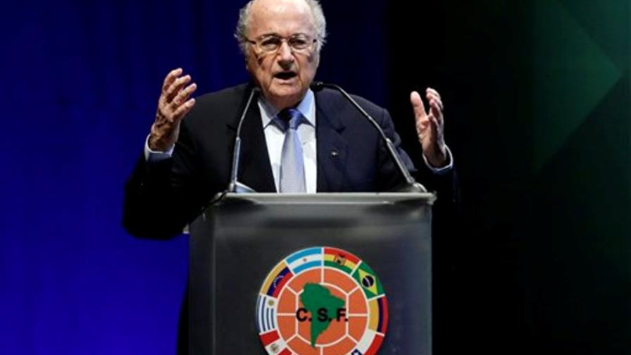 Joseph Blatter pide a Irán que permita a mujeres en sus estadios