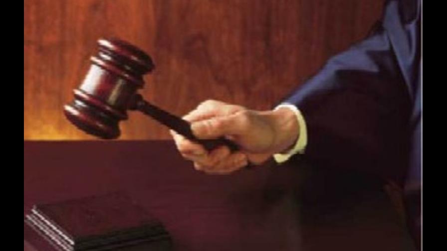 Dictan un año de prisión a agente policial acusado de matar joven y herir a un menor Dictan un año de prisión a agente policial acusado de matar joven y herir a un menor